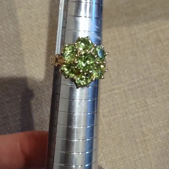 Peridot ring set in 10kt yellow gold - Picture 8 of 12